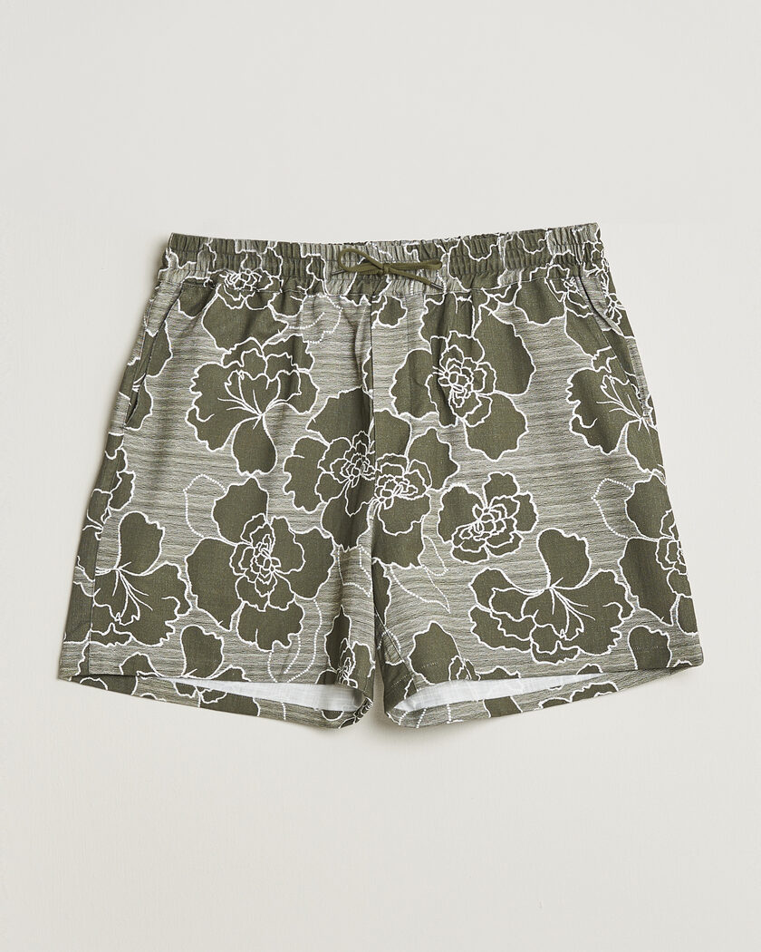 LES DEUX Charlie Poppy AOP Shorts Olive Night – Groen