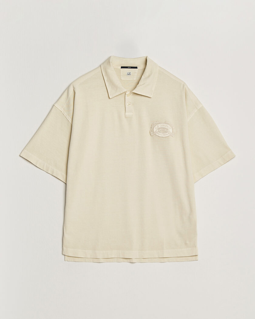 C.P. Company Boxy Fit Cotton Logo Polo Cream – Wit