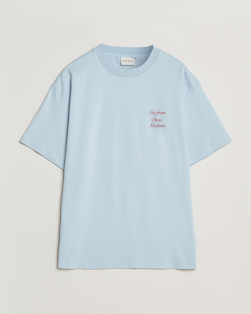 Drôle de Monsieur Slogan Cursive T-Shirt Light Blue – Blauw