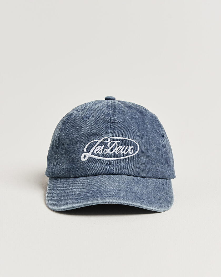 LES DEUX Logo Dad Cap Dark Denim Blue – Blauw