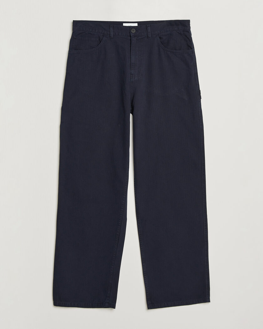 LES DEUX Roi Carpenter Herringbone Pants Dark Navy – Blauw