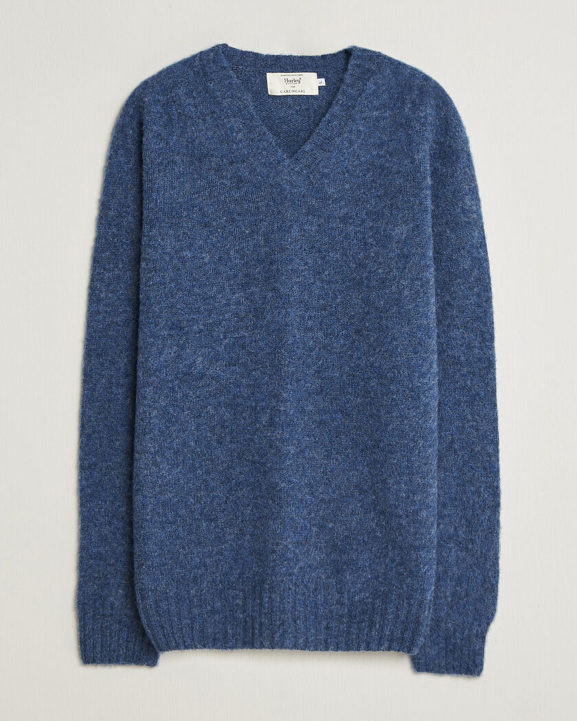 Harley Of Scotland for Care of Carl Brushed Supersoft Lambswool V-Neck Denim Blue – Blauw