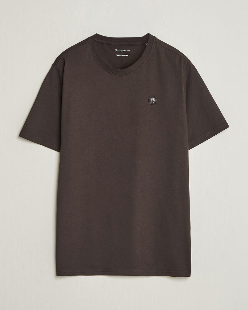 KnowledgeCotton Apparel Loke Badge T-Shirt Chocolate Torte – Bruin