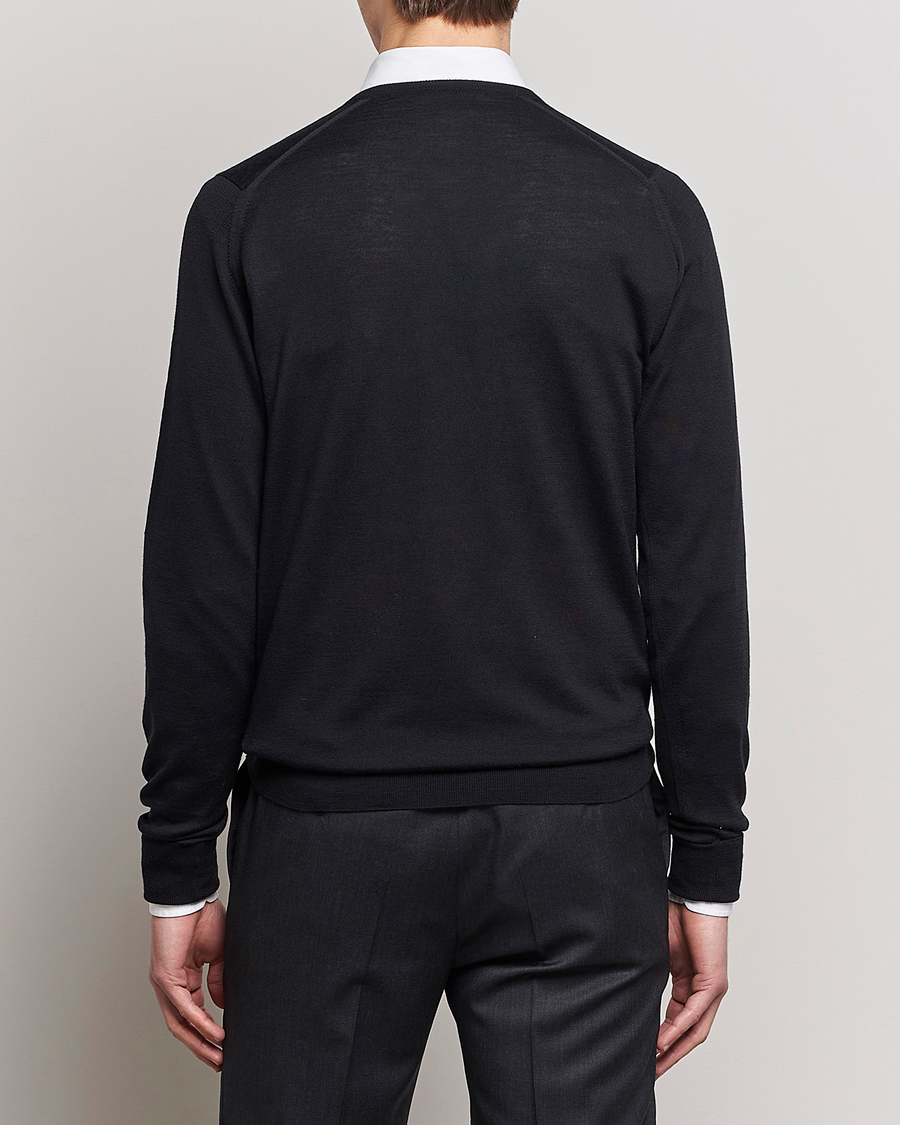 Heren | Truien | John Smedley | Bobby Extra Fine Merino V-Neck Pullover Black
