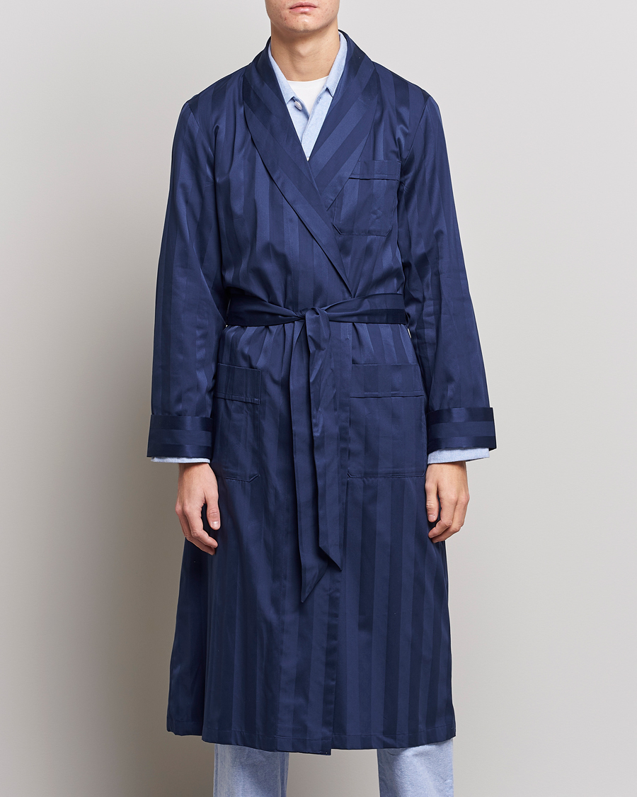 Heren | Pyjama's en gewaden | Derek Rose | Striped Cotton Satin Dressing Gown Navy/Navy