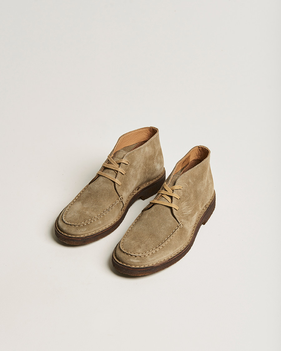 Heren | Best of British | Drake's | Crosby Moc-Toe Suede Chukka Boots Sand