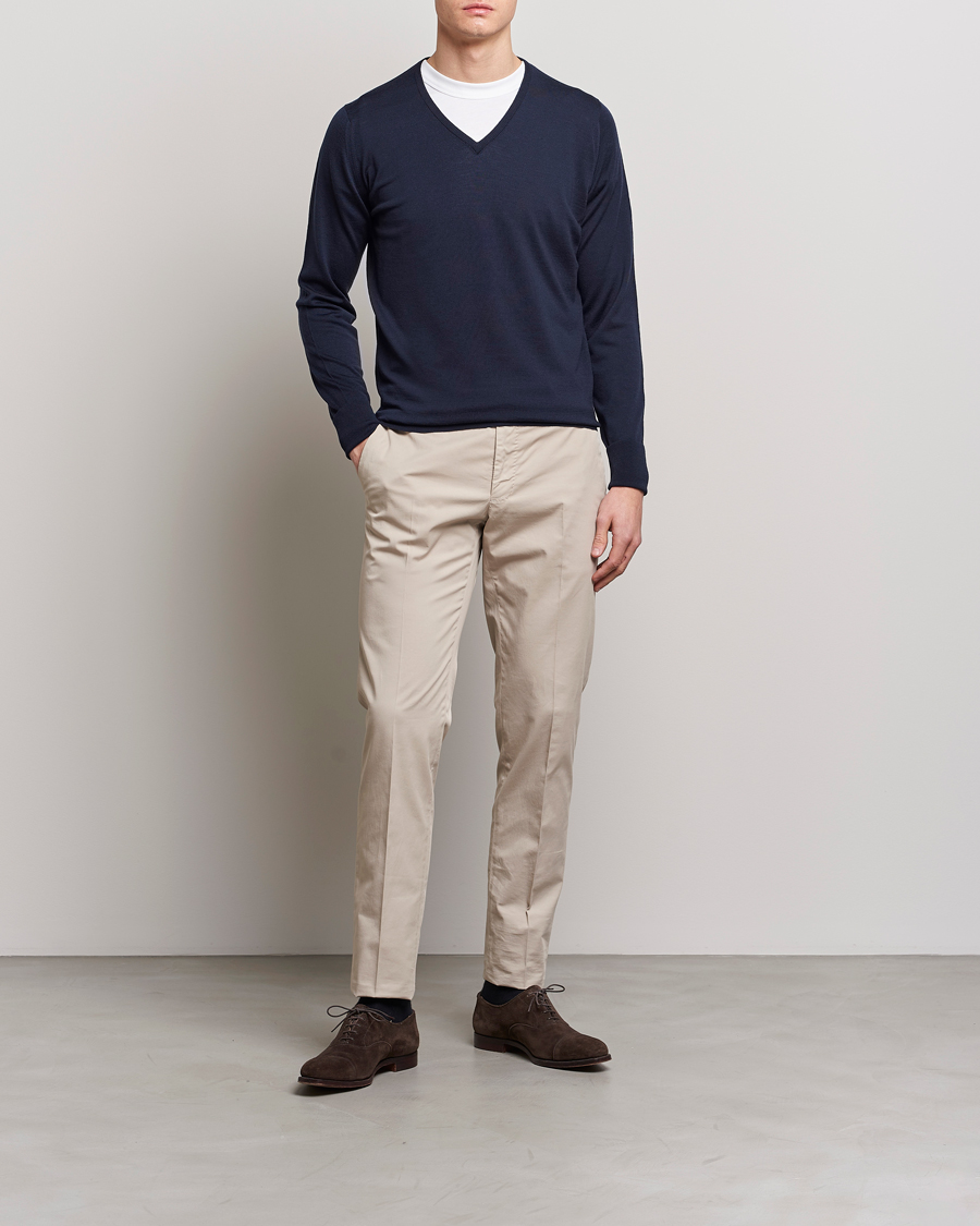 Heren | Truien | John Smedley | Bobby Extra Fine Merino V-Neck Pullover Midnight