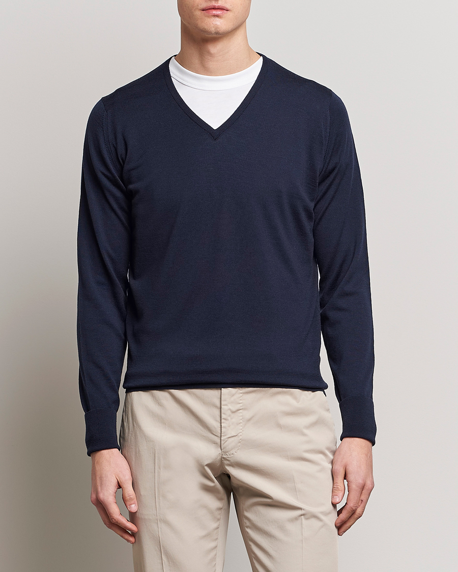 Heren | Best of British | John Smedley | Bobby Extra Fine Merino V-Neck Pullover Midnight