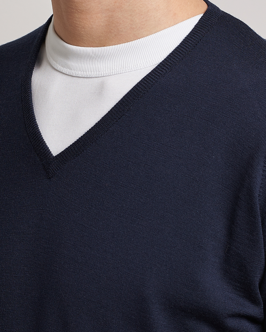 Heren | Truien | John Smedley | Bobby Extra Fine Merino V-Neck Pullover Midnight