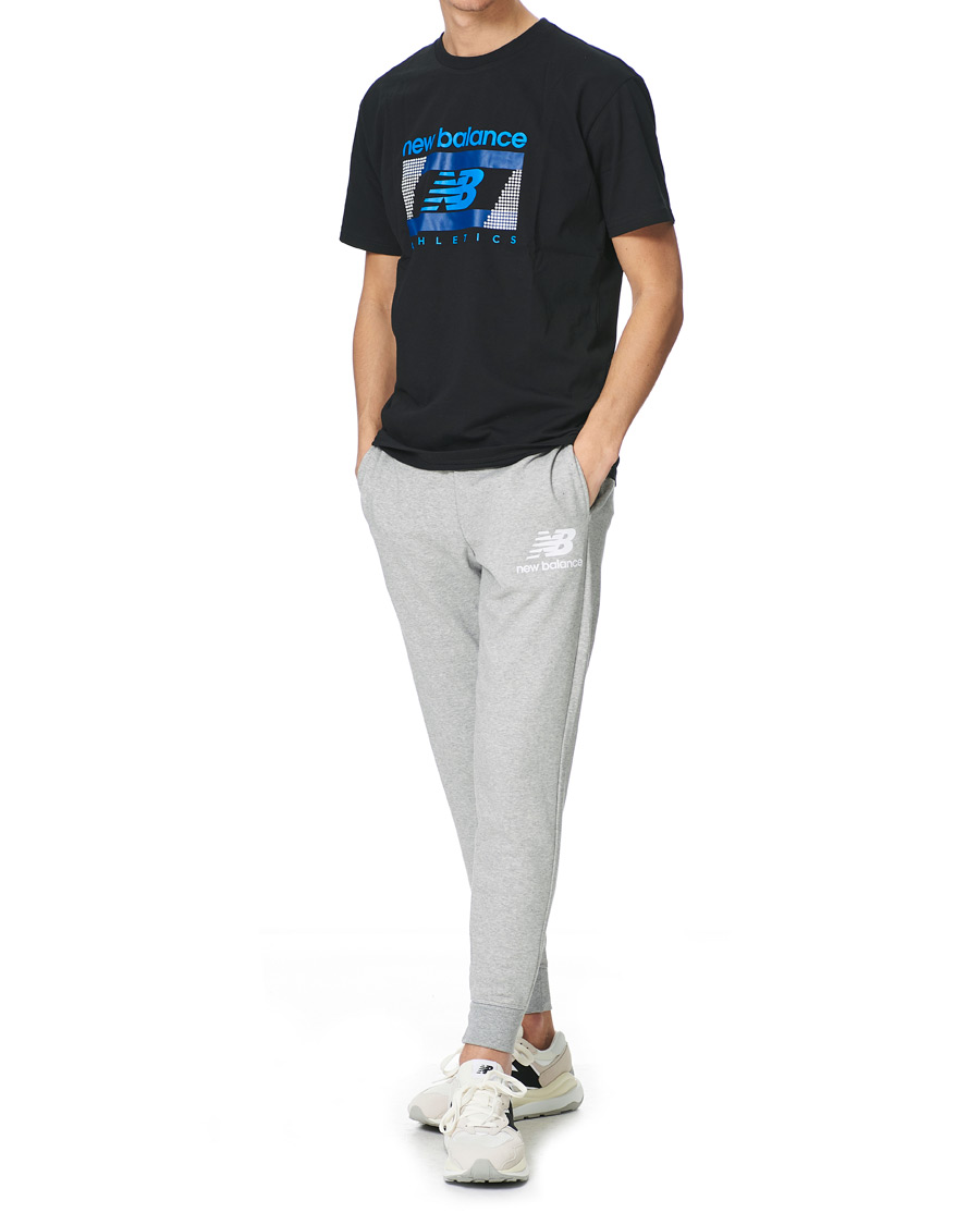 Heren | Broeken | New Balance | NB Essentials Stacked Logo Sweatpant Athletic Grey