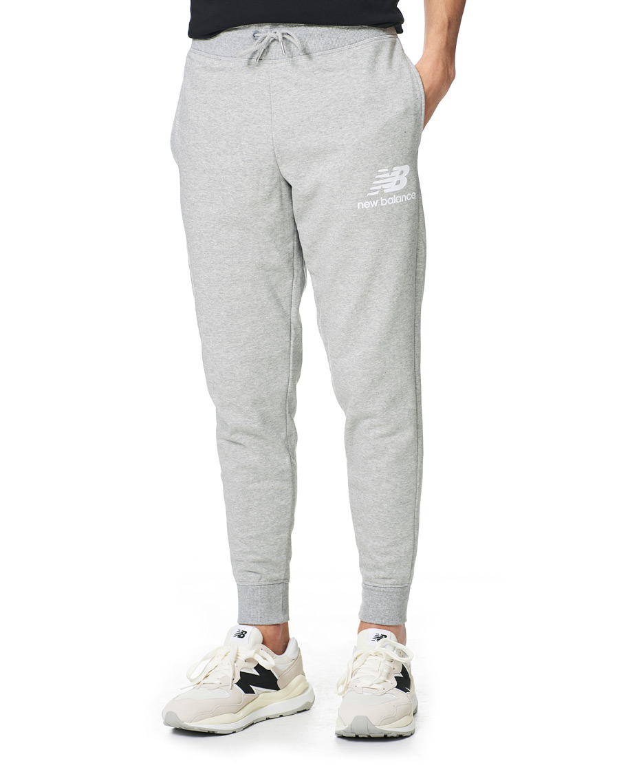 Heren | Broeken | New Balance | NB Essentials Stacked Logo Sweatpant Athletic Grey