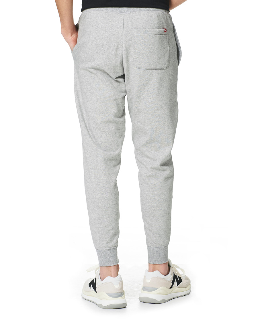Heren | Broeken | New Balance | NB Essentials Stacked Logo Sweatpant Athletic Grey