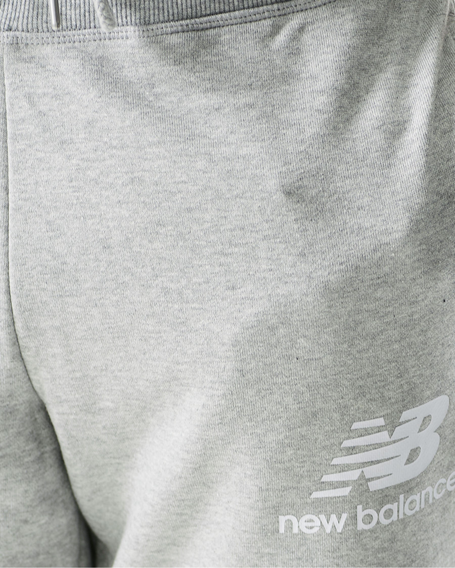 Heren | Broeken | New Balance | NB Essentials Stacked Logo Sweatpant Athletic Grey