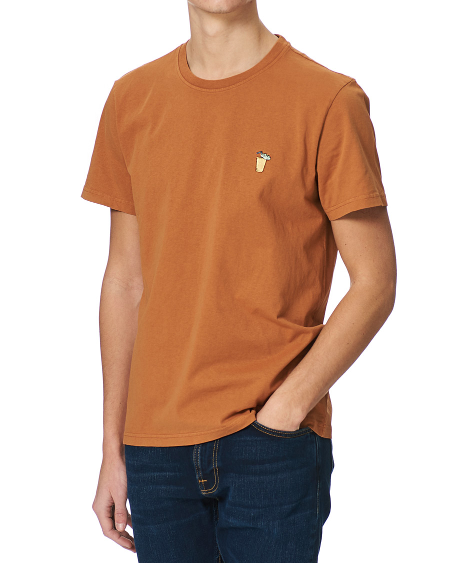 Heren | T-shirts | Nudie Jeans | Roy Drink Crew Neck Tee Burnt Orange