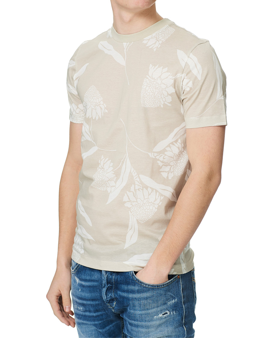 Heren | T-shirts | BOSS BLACK | BOSS Tessler Printed Flower Tee Light Beige