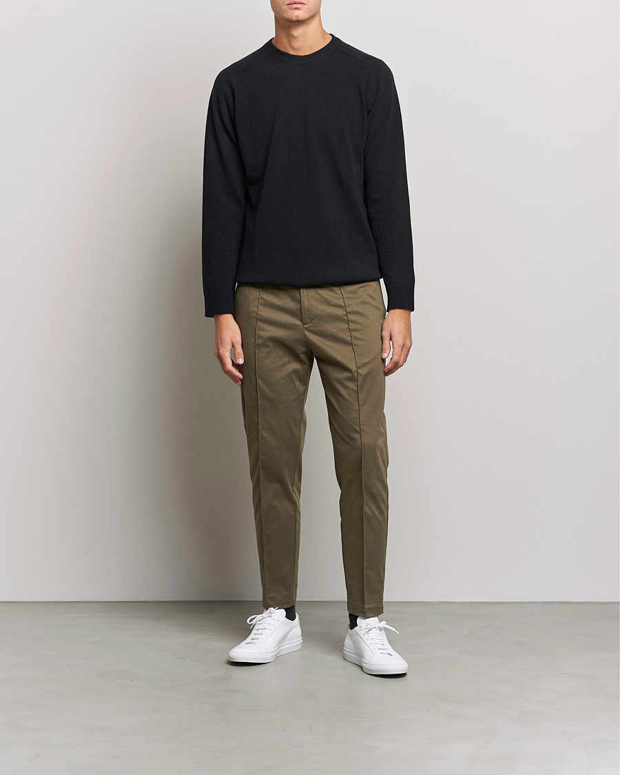 Heren | Broeken | Tiger of Sweden | Sosa Brushed Satin Trouser Olive Extreme