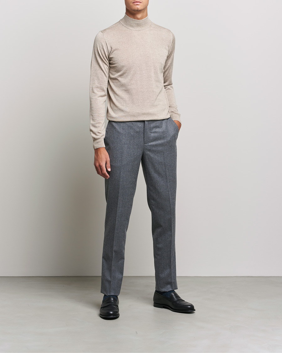 Heren | Truien | Oscar Jacobson | Hilton Extrafine Merino Mock Neck Beige