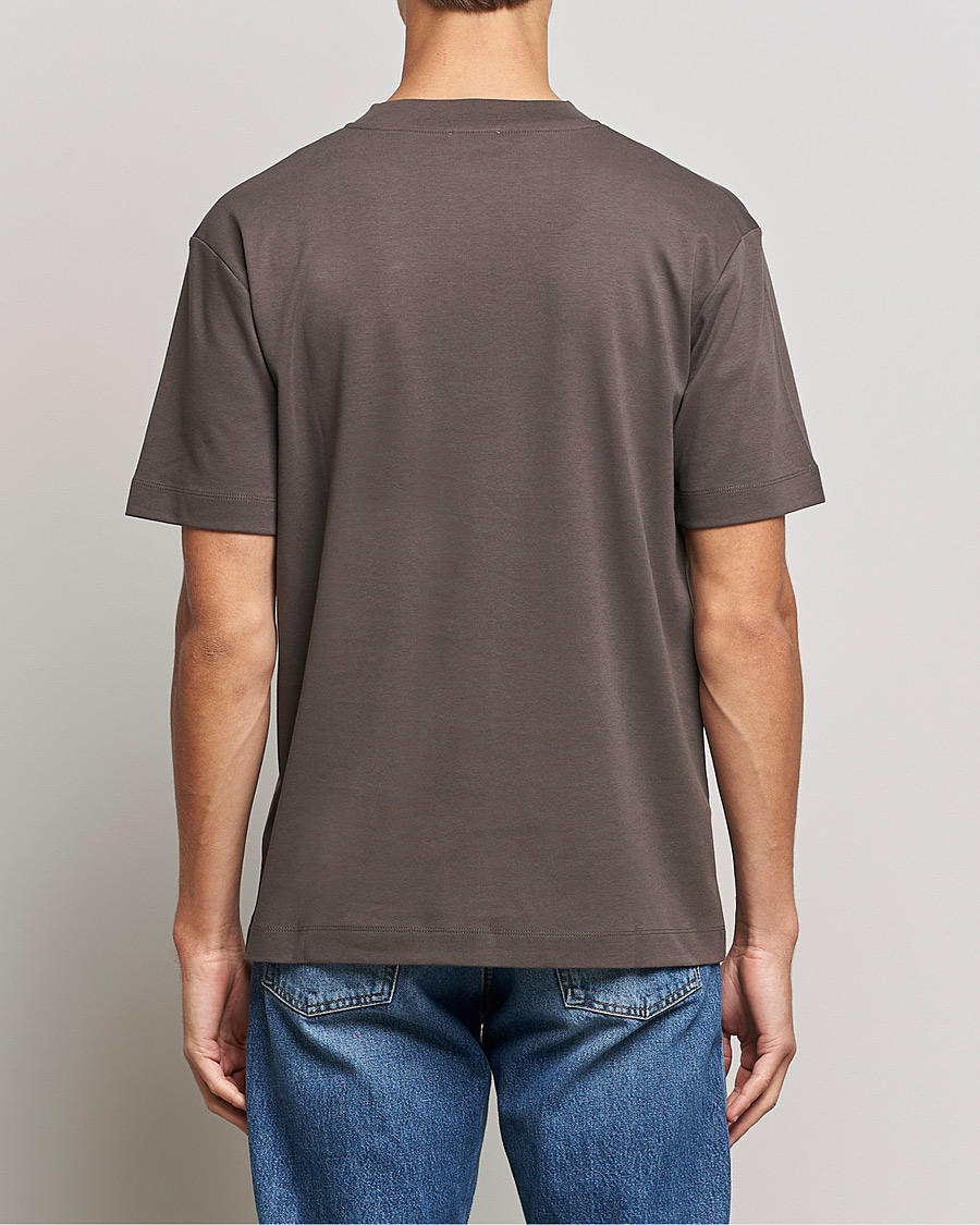 Heren | T-shirts | Sunspel | Brushed Cotton Mock Neck Tee Dark Walnut