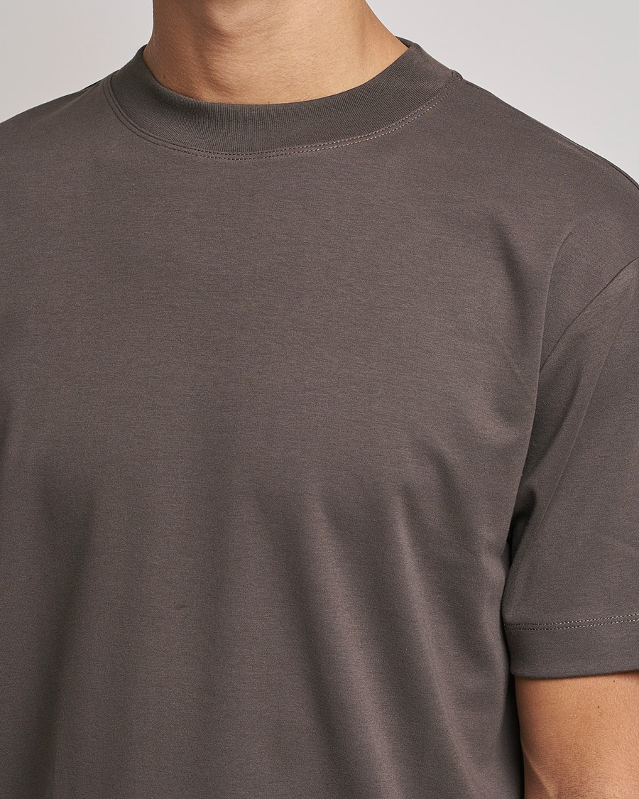 Heren | T-shirts | Sunspel | Brushed Cotton Mock Neck Tee Dark Walnut
