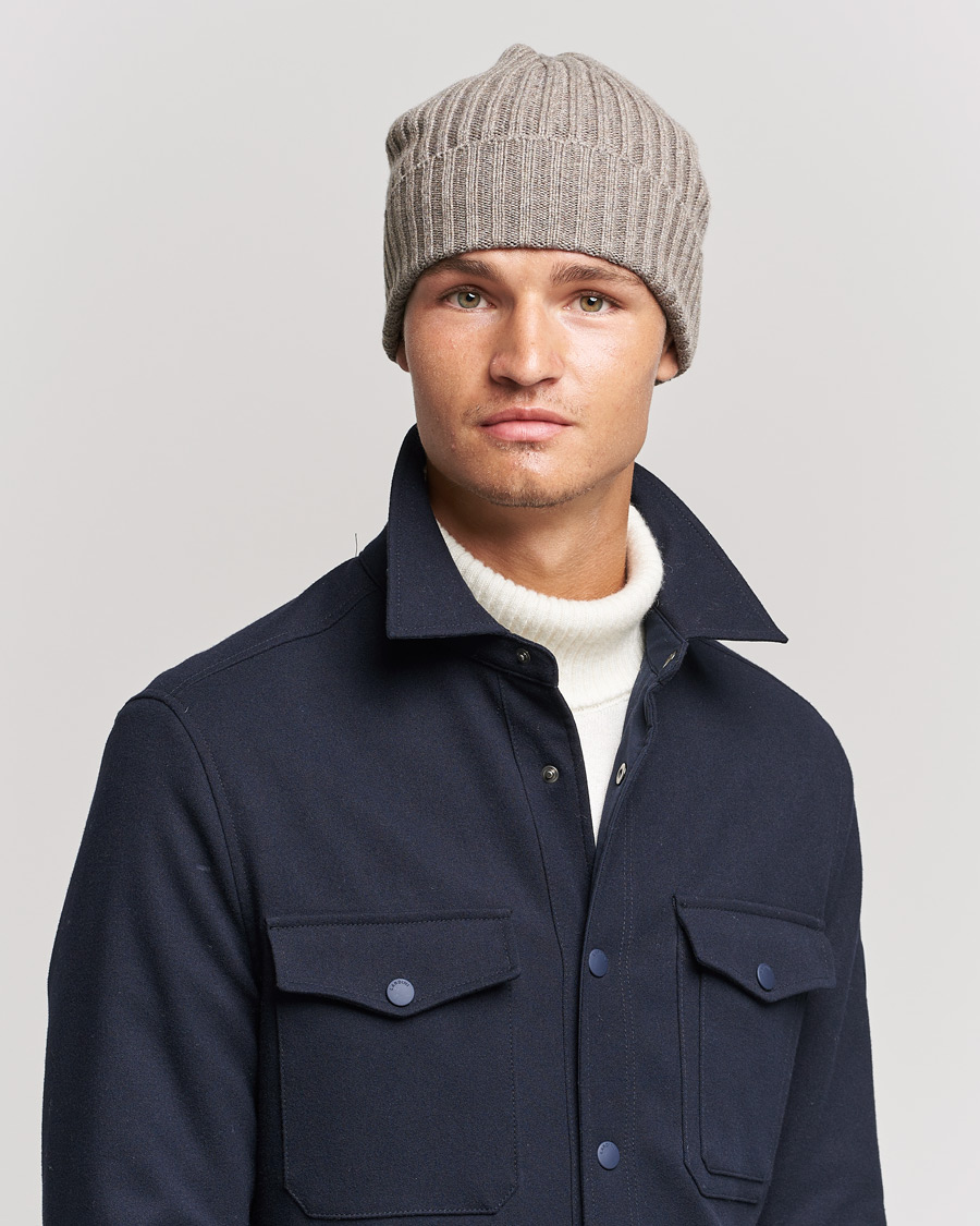 Heren | Piacenza Cashmere Ribbed Cashmere Beanie Taupe | Piacenza Cashmere | Ribbed Cashmere Beanie Taupe