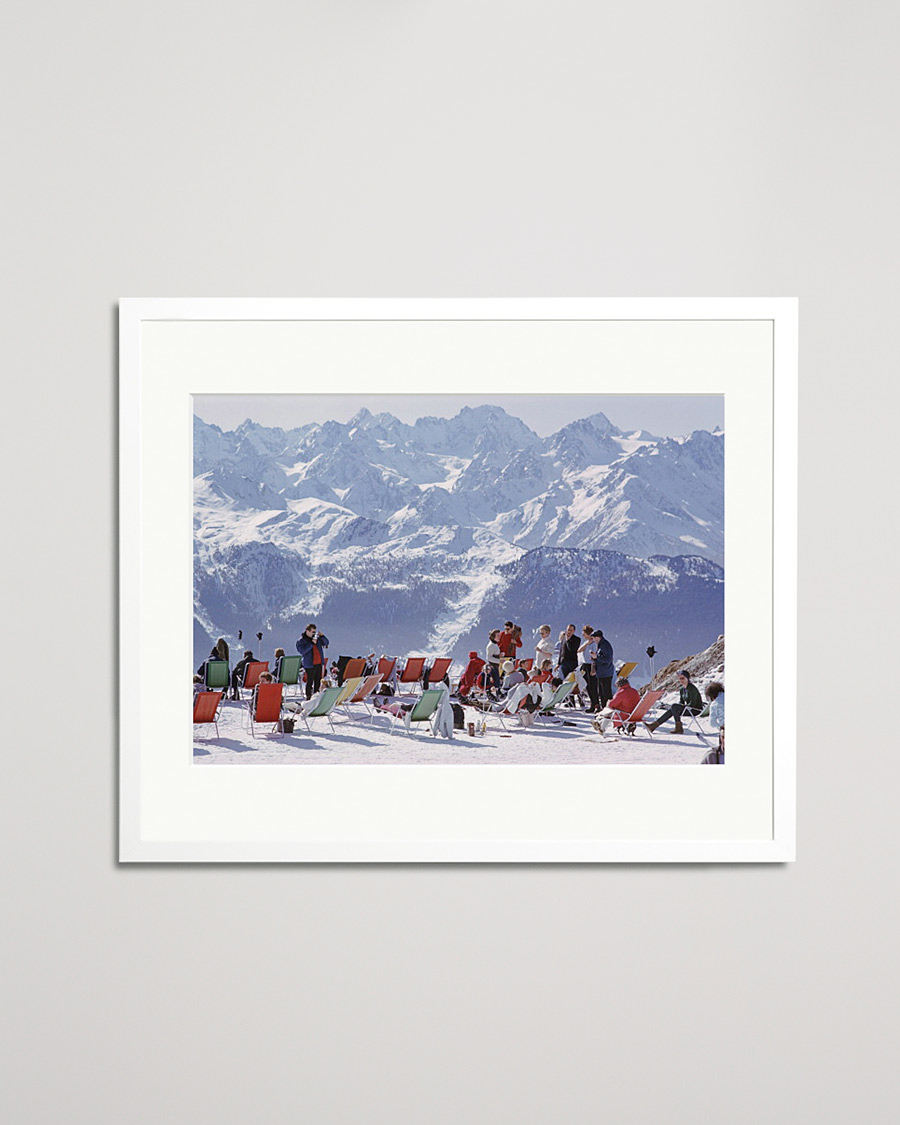 Heren | Posters | Sonic Editions | Framed Slim Aarons Lounging in Verbier