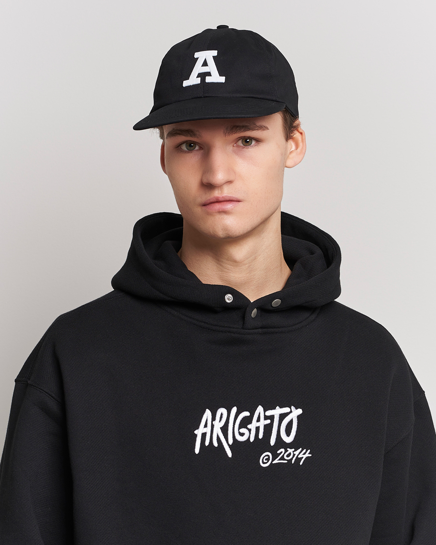 Heren | Axel Arigato Varsity A Flat Cap Black | Axel Arigato | Varsity A Flat Cap Black