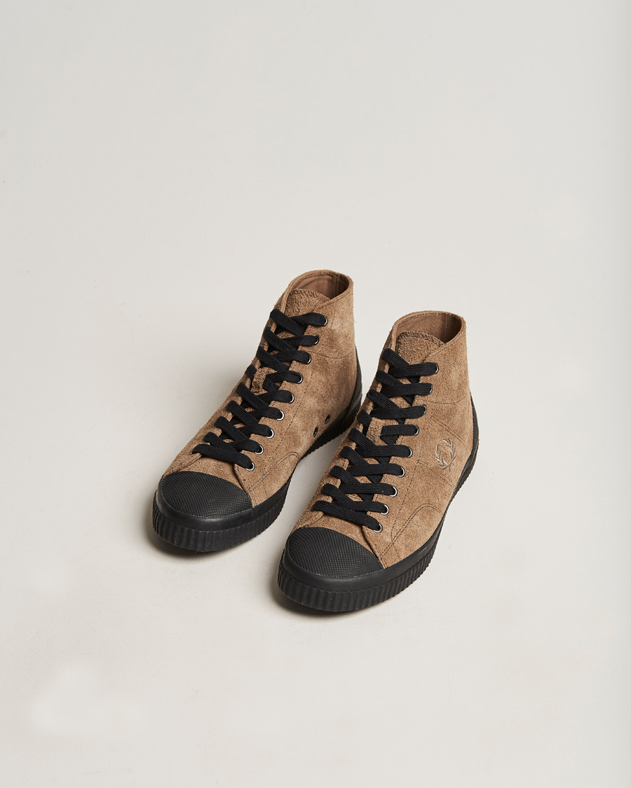 Heren | Fred Perry Huges Mid Suede Sneaker Bark | Fred Perry | Huges Mid Suede Sneaker Bark