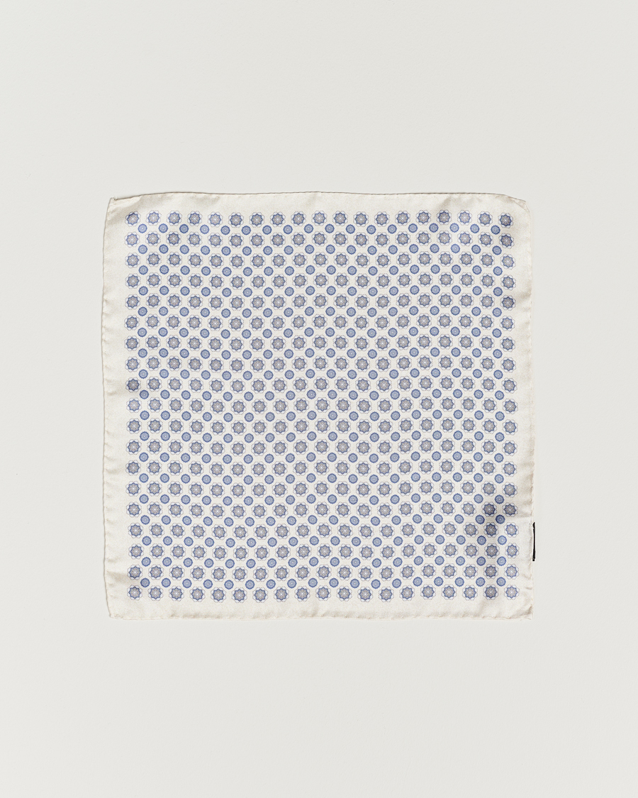 Heren | Amanda Christensen Silk Twill Printed Medallion Pocket Square White | Amanda Christensen | Silk Twill Printed Medallion Pocket Square White