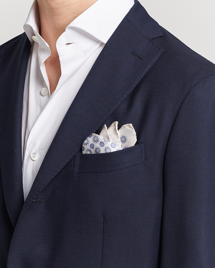 Heren | Amanda Christensen Silk Twill Printed Medallion Pocket Square White | Amanda Christensen | Silk Twill Printed Medallion Pocket Square White