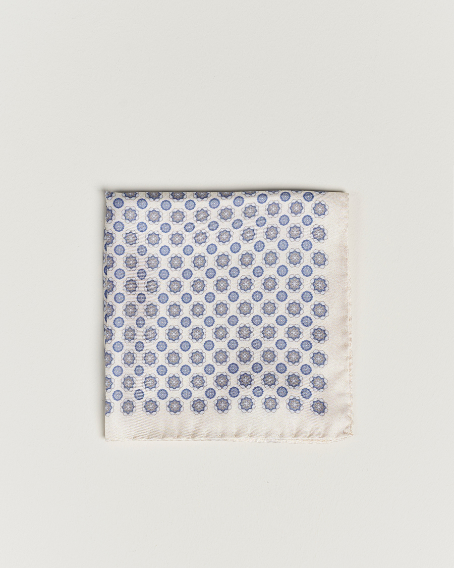 Heren | Amanda Christensen Silk Twill Printed Medallion Pocket Square White | Amanda Christensen | Silk Twill Printed Medallion Pocket Square White