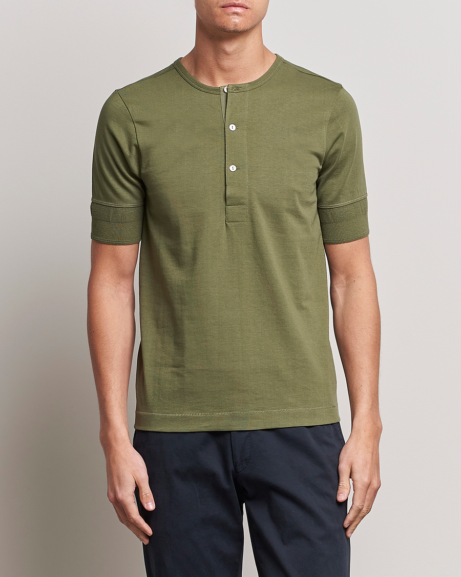 Heren | T-shirts | Merz b. Schwanen | Short Sleeve Organic Cotton Henley Army