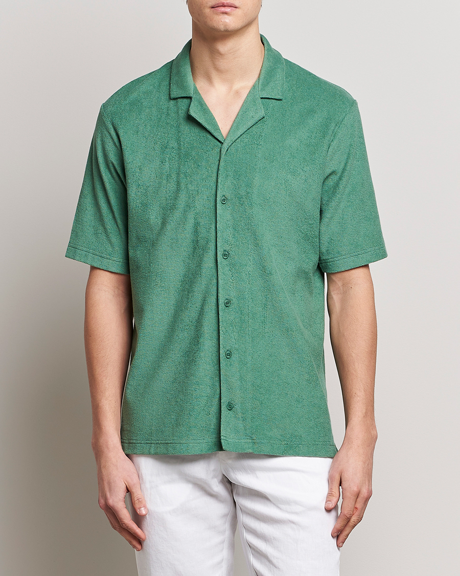 Heren | Carl of Carl Exclusives | Sunspel | Towelling Camp Collar Shirt Thyme Green
