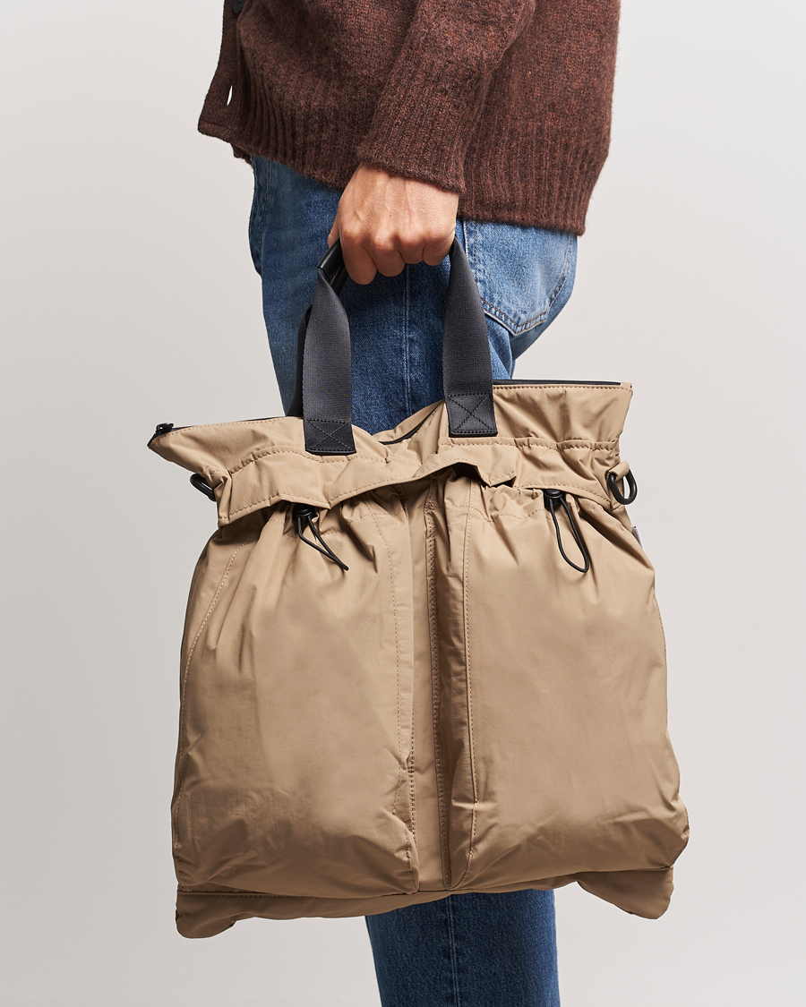 Heren | mazi untitled Helmet Bag 02 Nylon Tote Beige | mazi untitled | Helmet Bag 02 Nylon Tote Beige