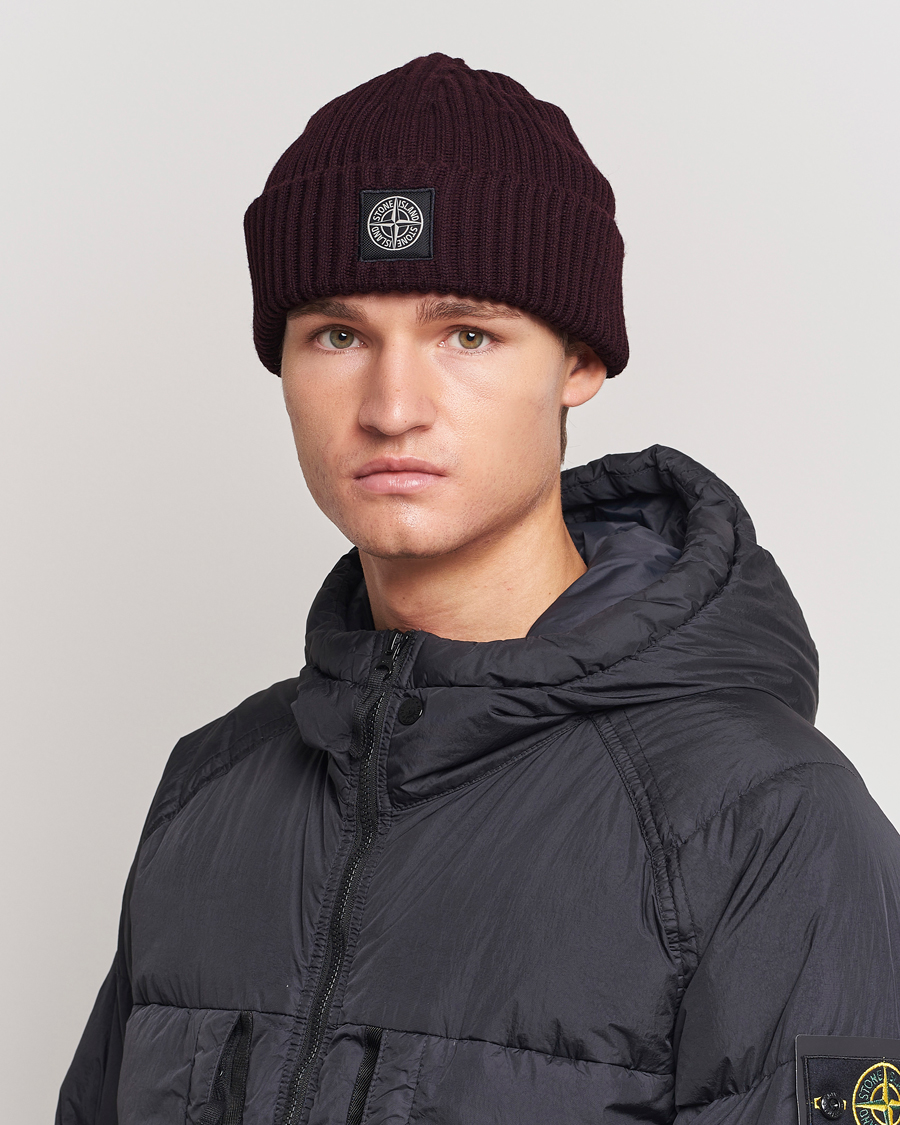 Heren | Stone Island Full Rib Wool Beanie Dark Burgundy | Stone Island | Full Rib Wool Beanie Dark Burgundy
