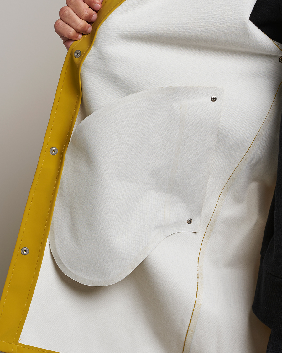 Heren | Jassen | Stutterheim | Stockholm Raincoat Suede Gold