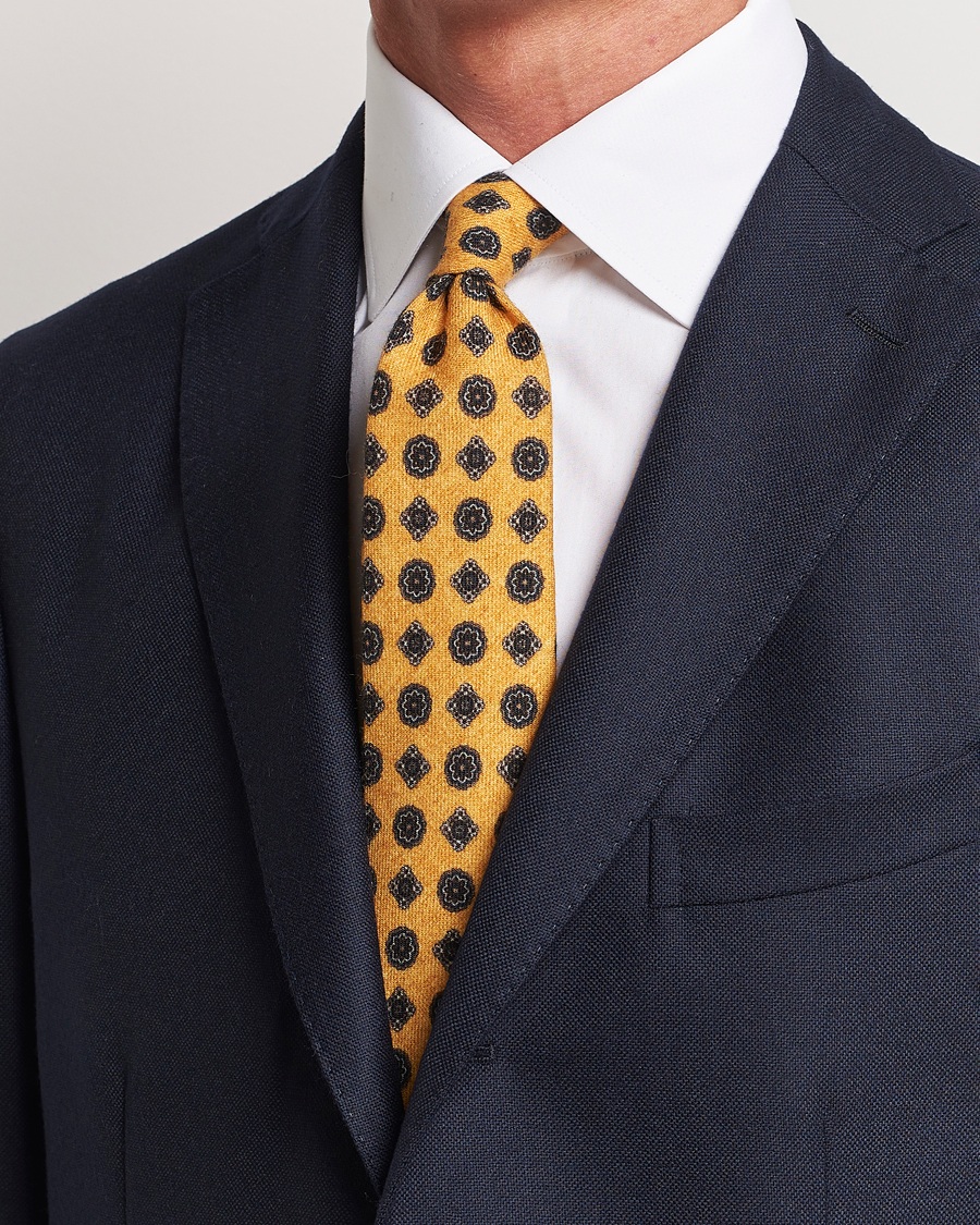 Heren | Stropdassen | Amanda Christensen | Wool Flannel 8cm Printed Medallion Tie Yellow
