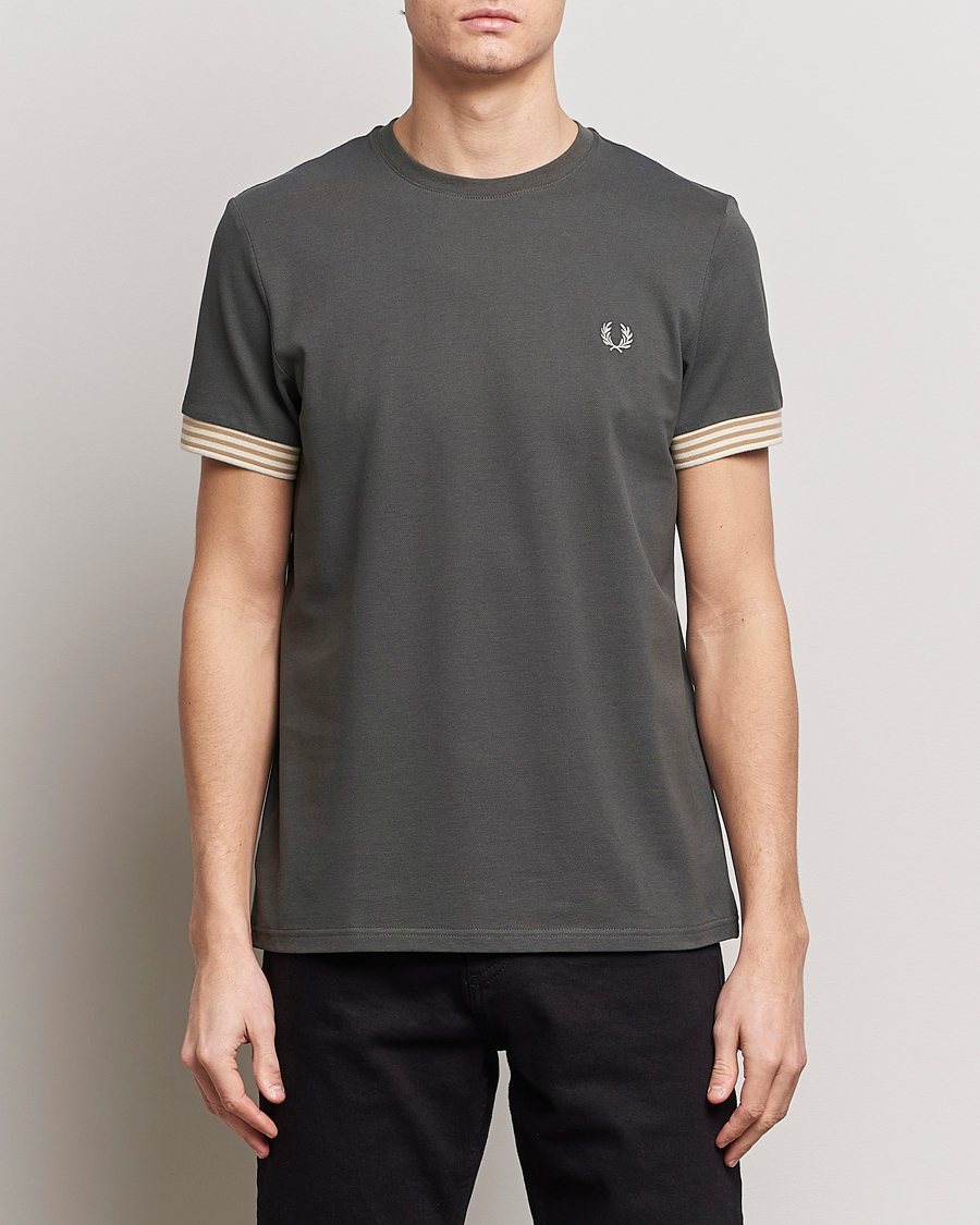 Heren | Best of British | Fred Perry | Striped Cuff Crew Neck T-Shirt Field Green