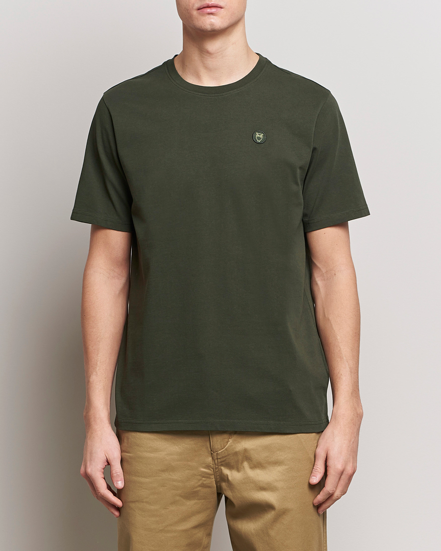 Heren |  | KnowledgeCotton Apparel | Loke Badge T-Shirt Forest Night