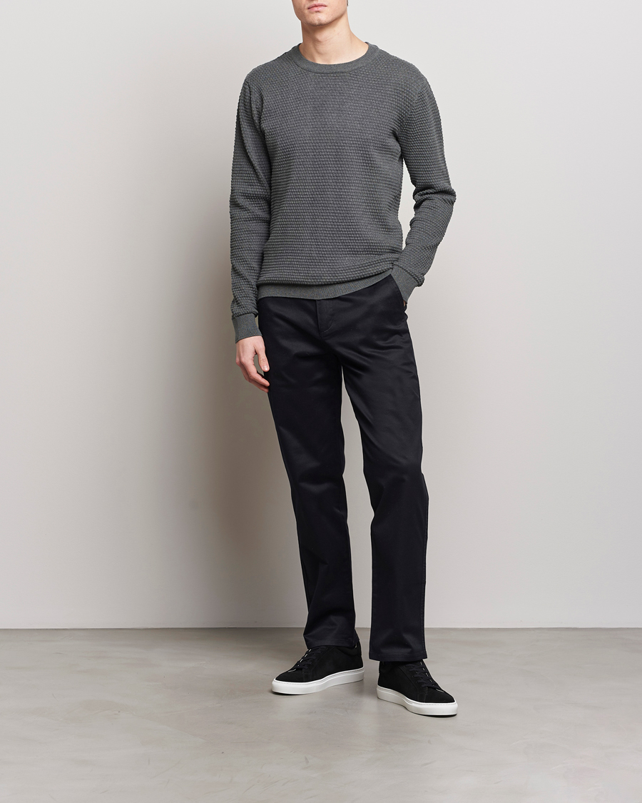 Heren | Truien | KnowledgeCotton Apparel | Vagn Bubble Knit Cotton Crew Neck Dark Grey Melange