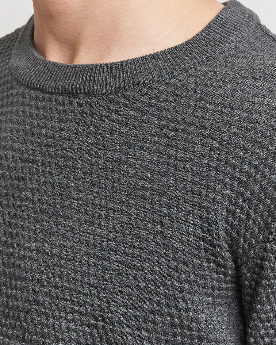 Heren | Truien | KnowledgeCotton Apparel | Vagn Bubble Knit Cotton Crew Neck Dark Grey Melange