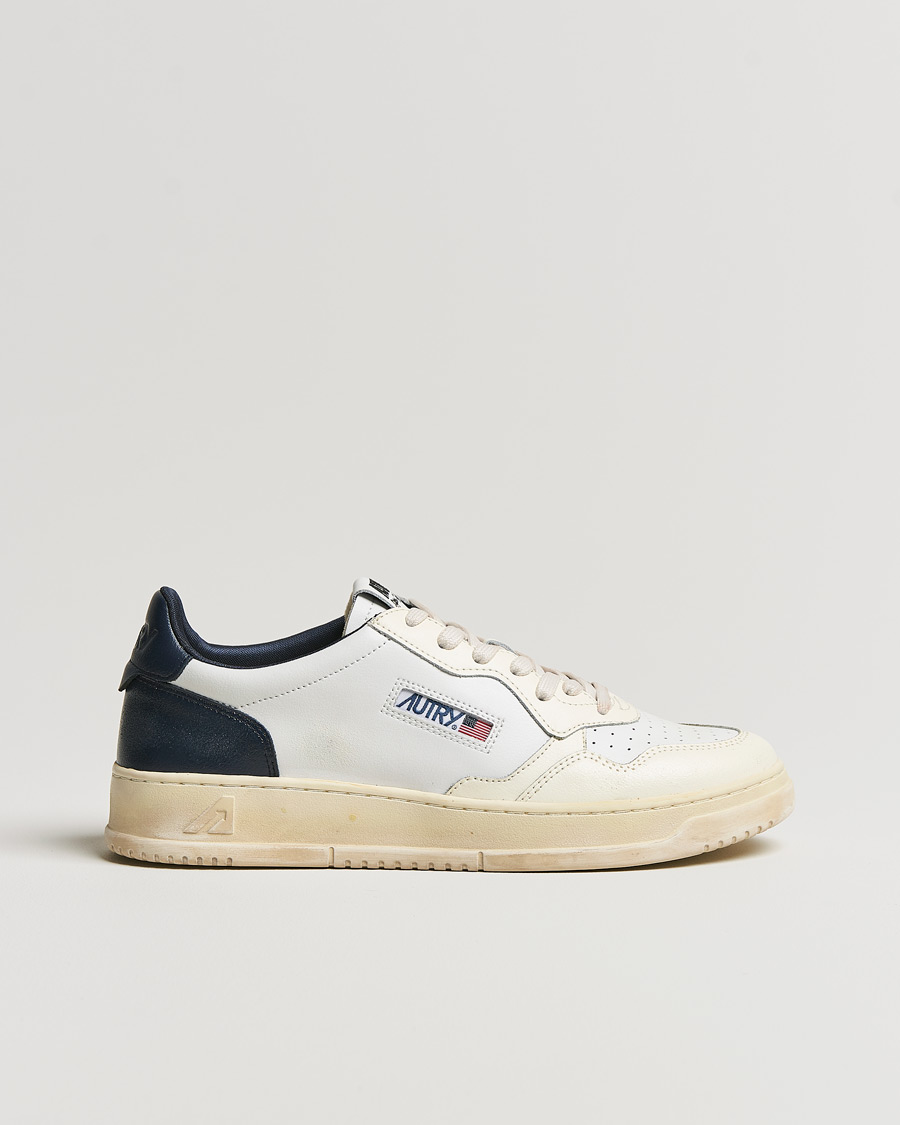 Heren | Autry Super Vintage Low Leather Sneaker White/Navy | Autry | Super Vintage Low Leather Sneaker White/Navy