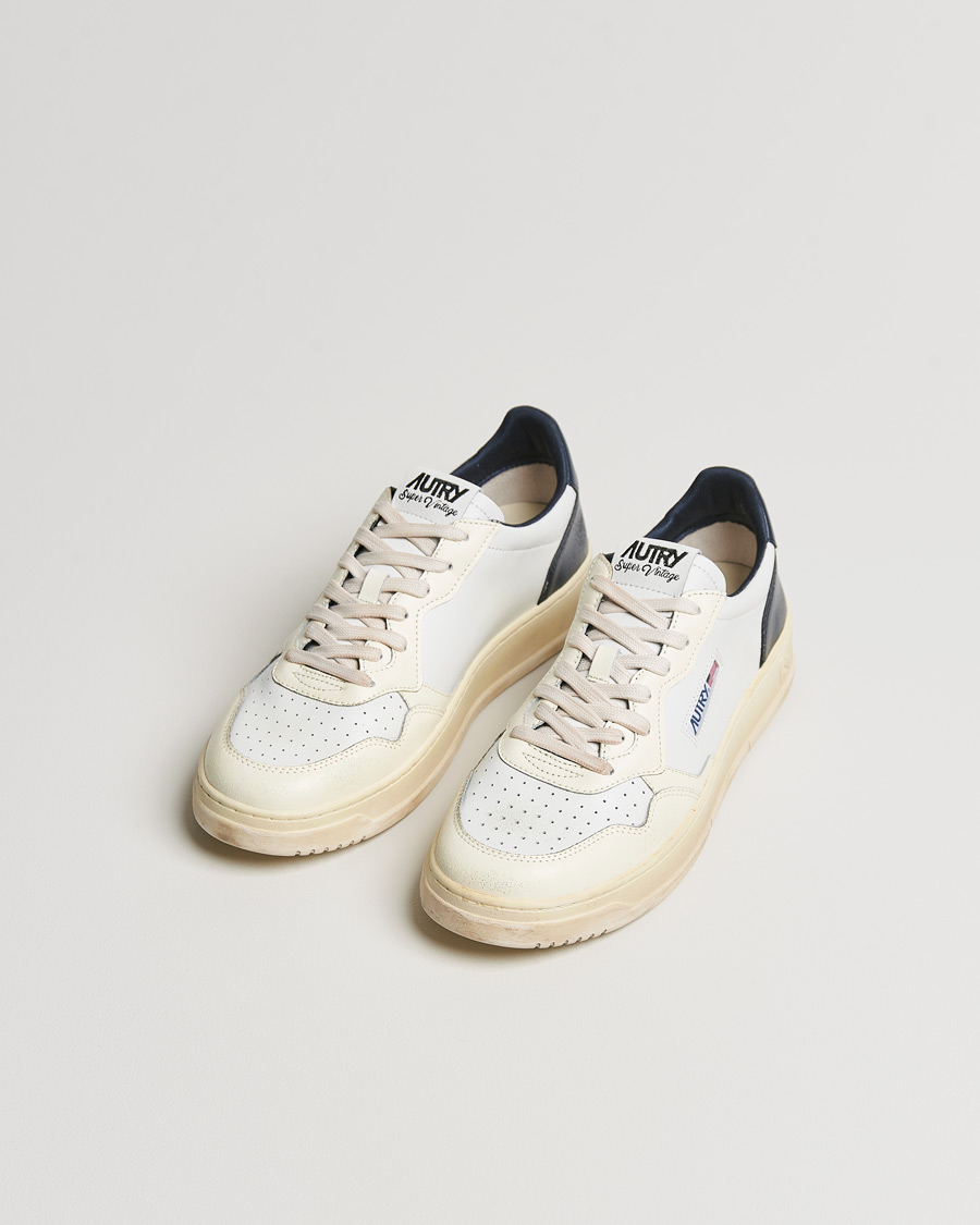 Heren | Autry Super Vintage Low Leather Sneaker White/Navy | Autry | Super Vintage Low Leather Sneaker White/Navy