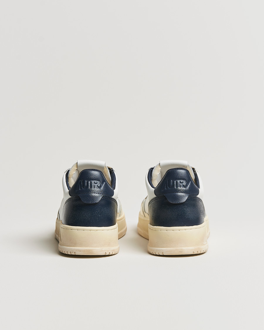 Heren | Autry Super Vintage Low Leather Sneaker White/Navy | Autry | Super Vintage Low Leather Sneaker White/Navy