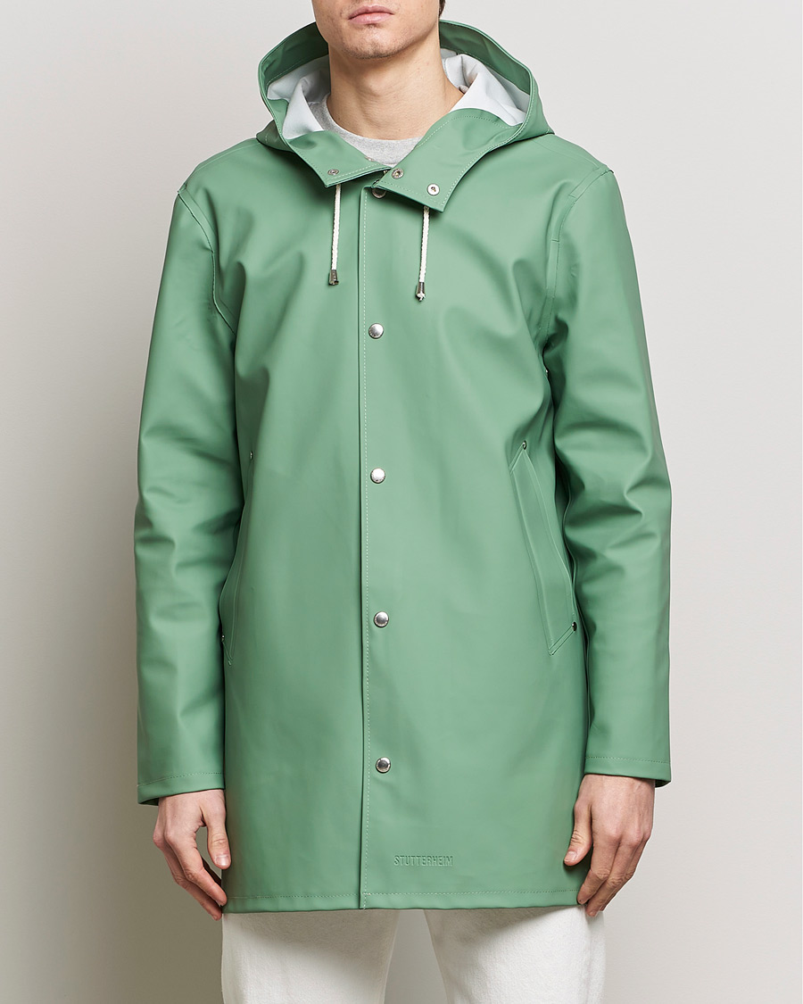 Heren | Trotseer de regen in stijl | Stutterheim | Stockholm Raincoat Green
