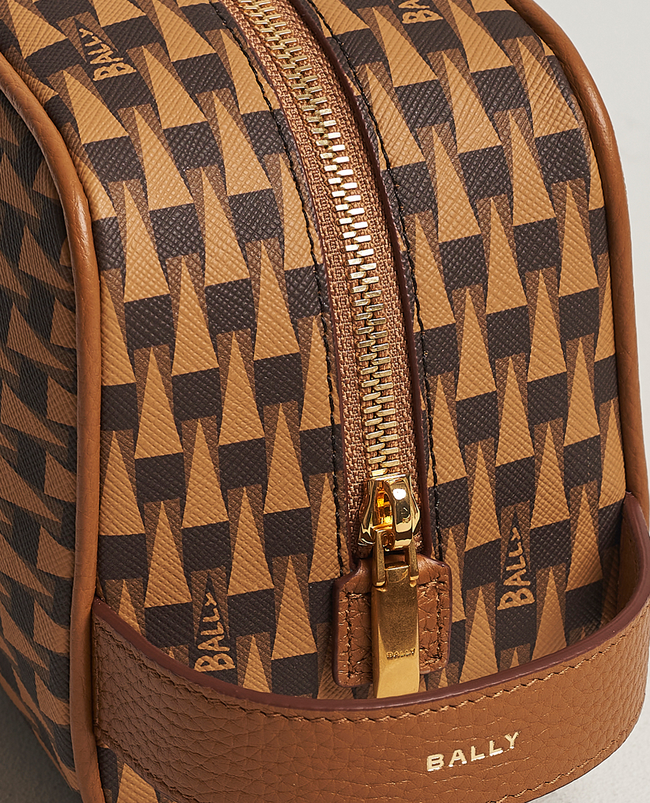 Heren | Bally Pennant Monogram Leather Washbag Brown | Bally | Pennant Monogram Leather Washbag Brown