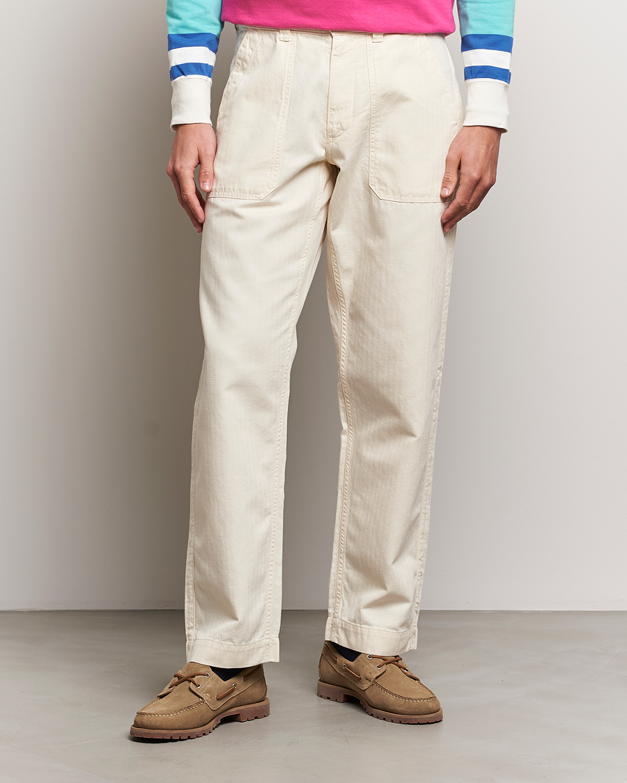 Herr | Best of British | Drake\'s | Herringbone Fatigue Cotton Trousers Ecru