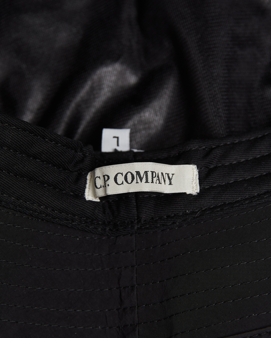 Heren | C.P. Company Chrome R Bucket Hat Black | C.P. Company | Chrome R Bucket Hat Black