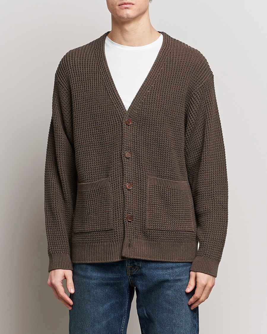 Heren | Truien | Nudie Jeans | Kent Pineapple Knitted Cardigan Brown Melange