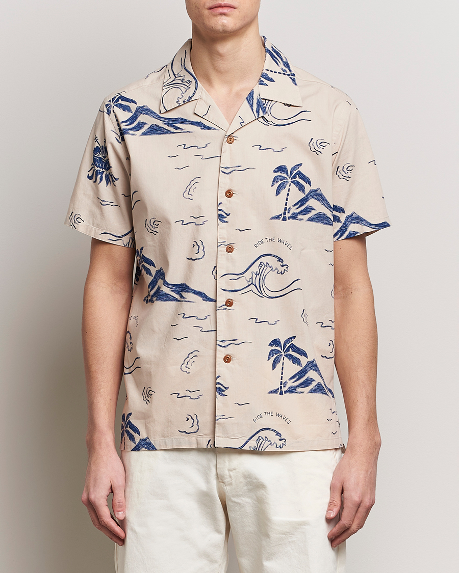 Men | Short Sleeve Shirts | Nudie Jeans | Arvid Printed Waves Hawaii Short Sleeve Shirt Ecru