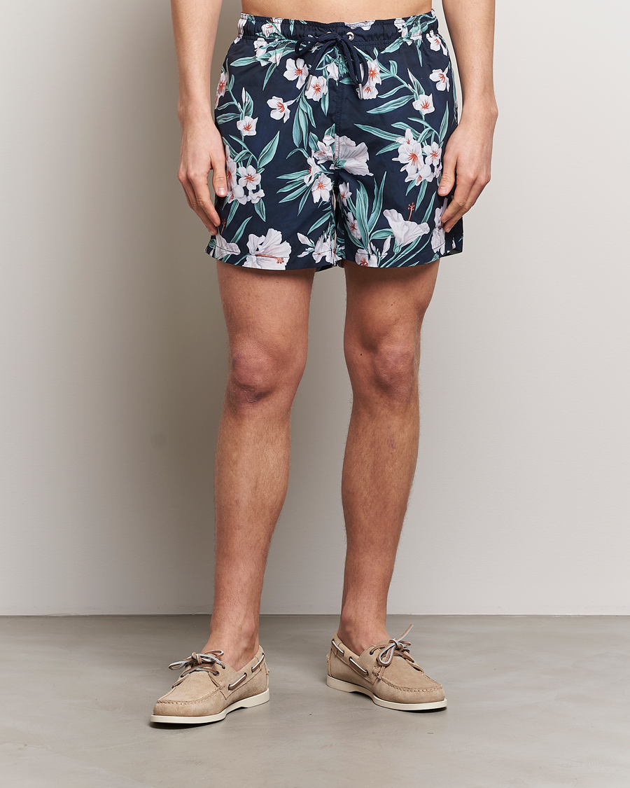 Heren | Nieuws | GANT | Printed Flower Swimshorts Evening Blue